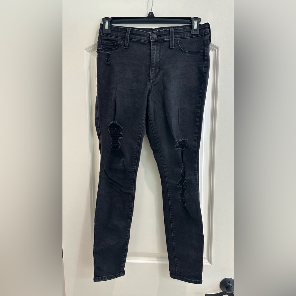 Universal Thread Size 8 Distressed Black Skinny Jeans